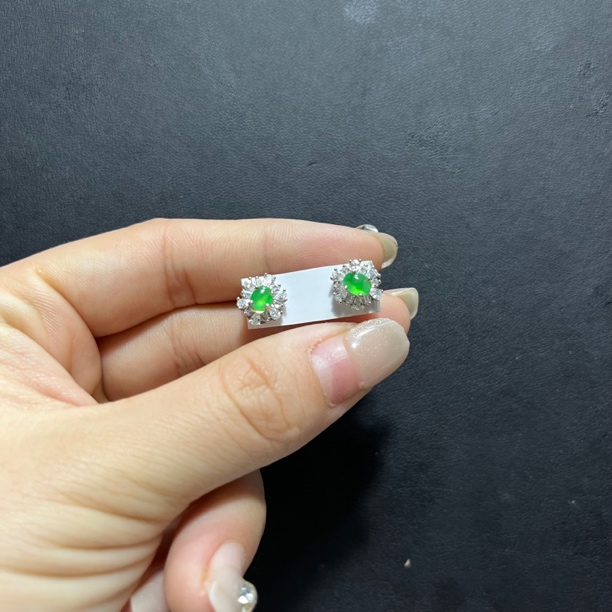 天然缅甸翡翠A货冰种冰阳绿气质款耳钉