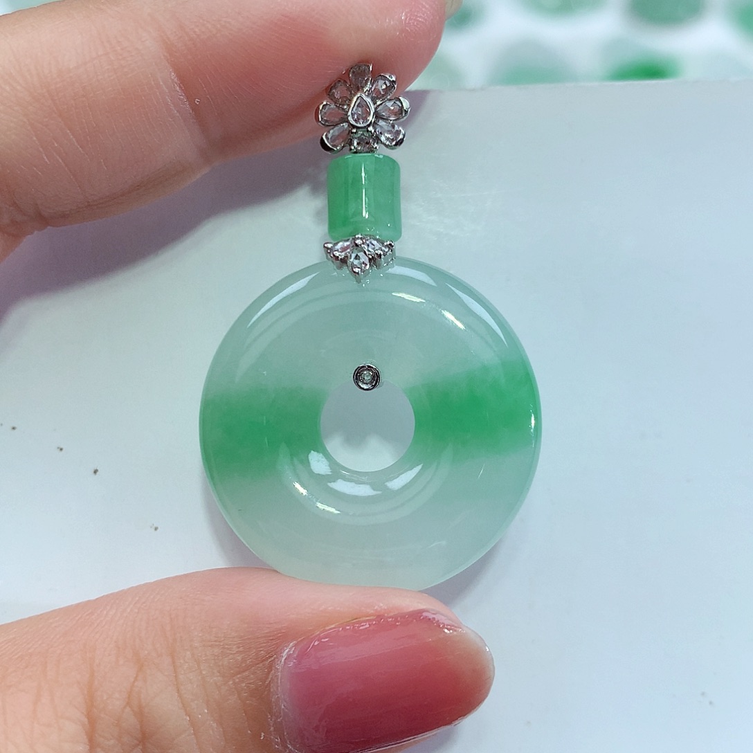 翡翠18K金镶嵌颈饰甜甜圈