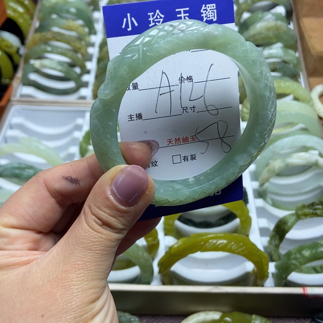 蛇纹石玉手镯未镶嵌
