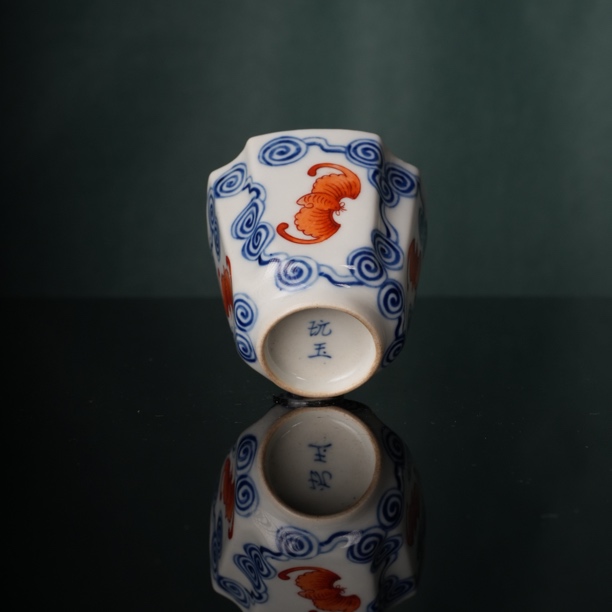42 青花矾红“洪福齐天”四方倭角杯