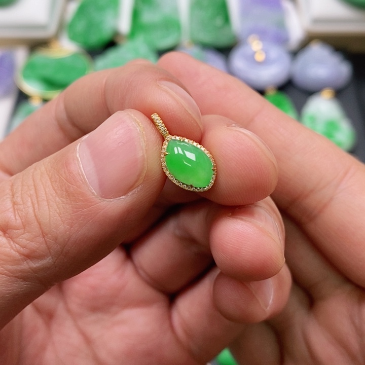 翡翠颈饰未镶嵌吊坠