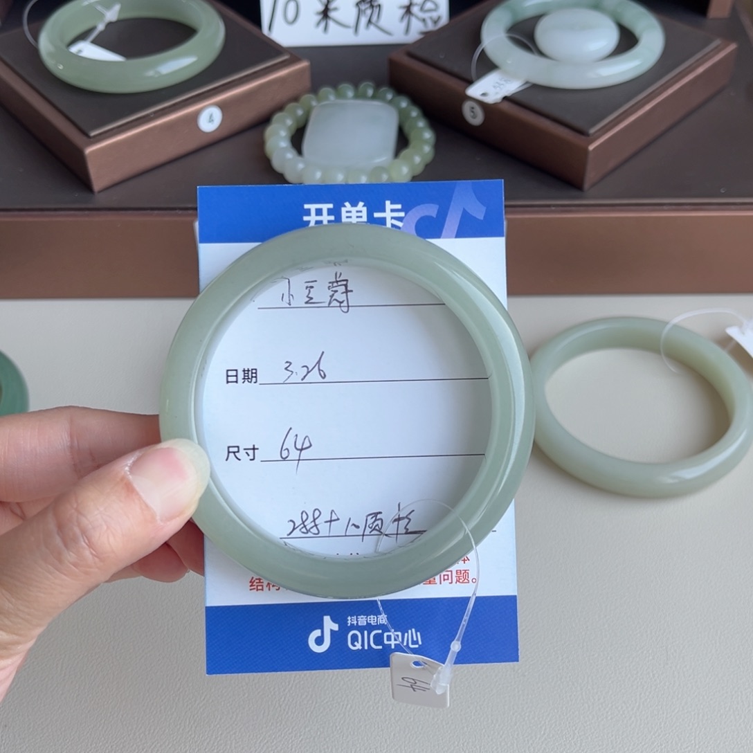石英质玉未镶嵌手镯小*蔻