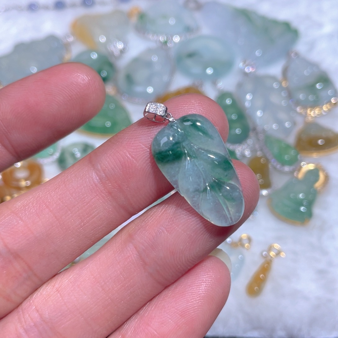 翡翠18K金镶嵌颈饰翡翠