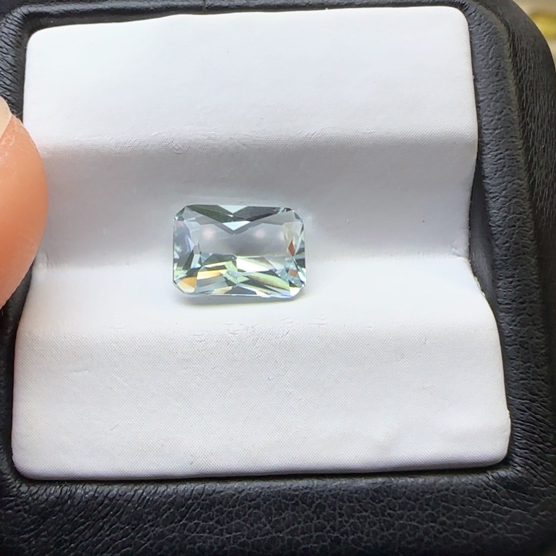 海蓝宝石裸石未镶嵌天然植物烧2.1克拉