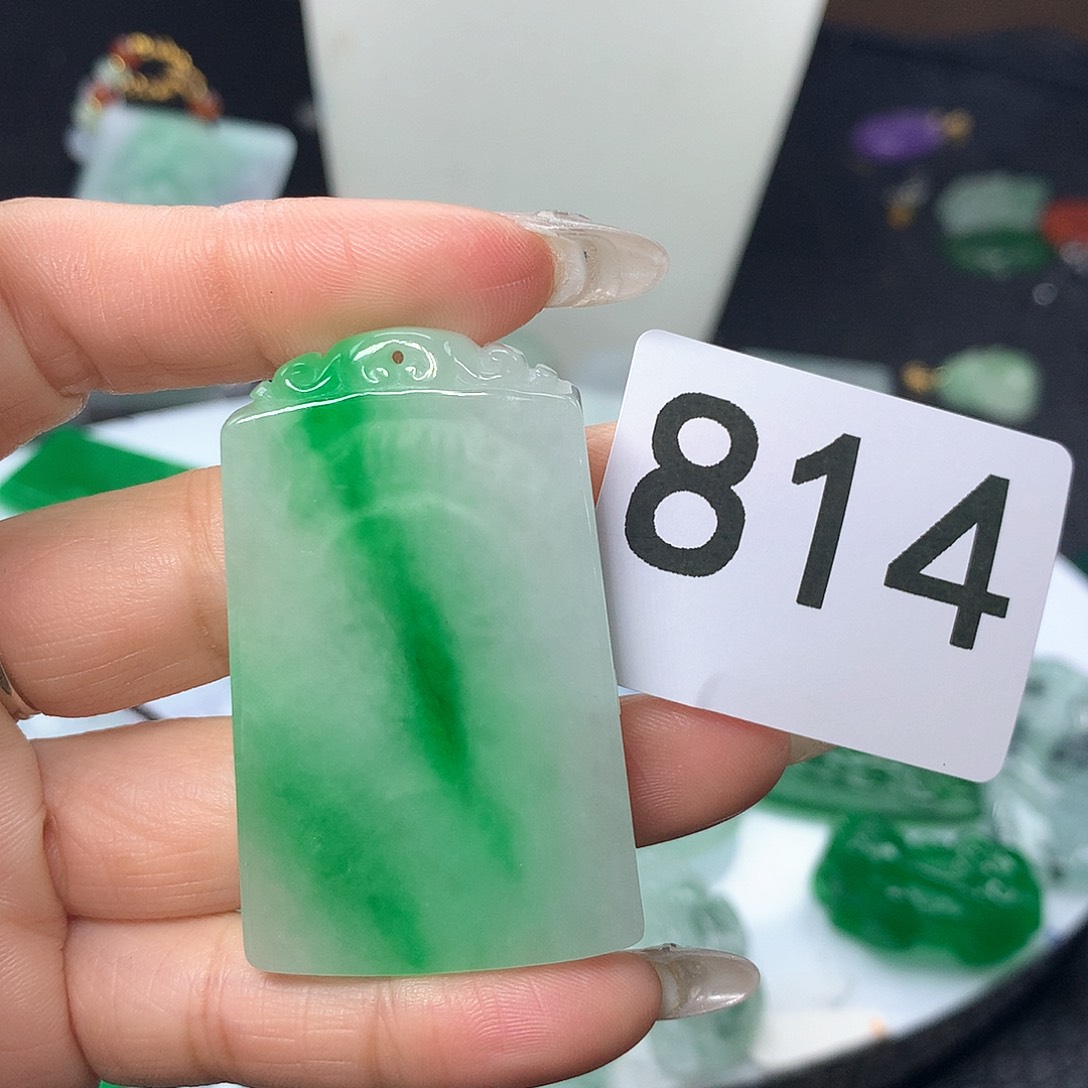 翡翠吊坠(赠链)未镶嵌