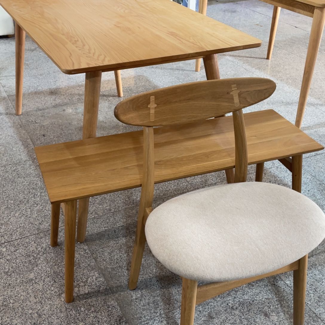 木红橡木桌子1.5乘80➕白象软包椅子4张➕长条凳白象一张