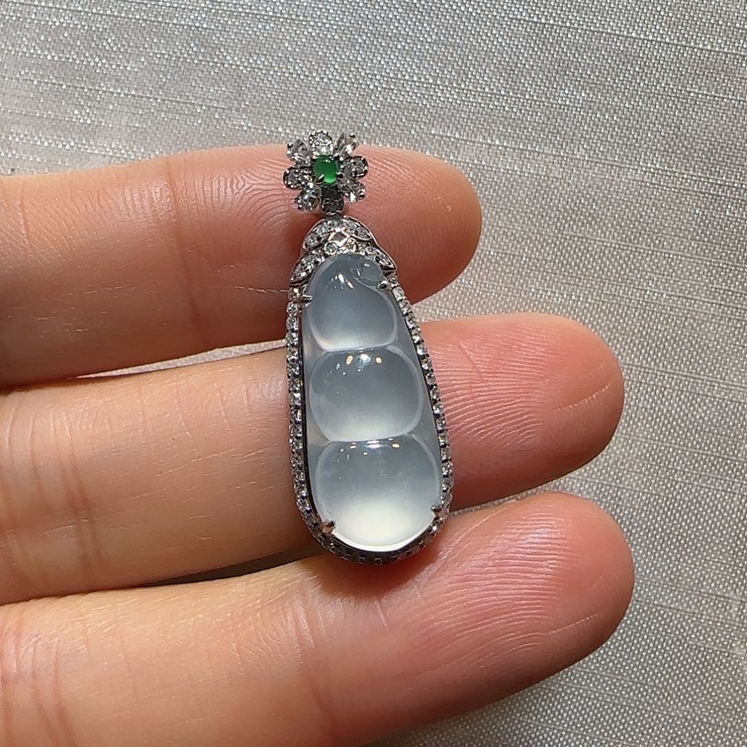 翡翠18K金镶嵌颈饰福豆