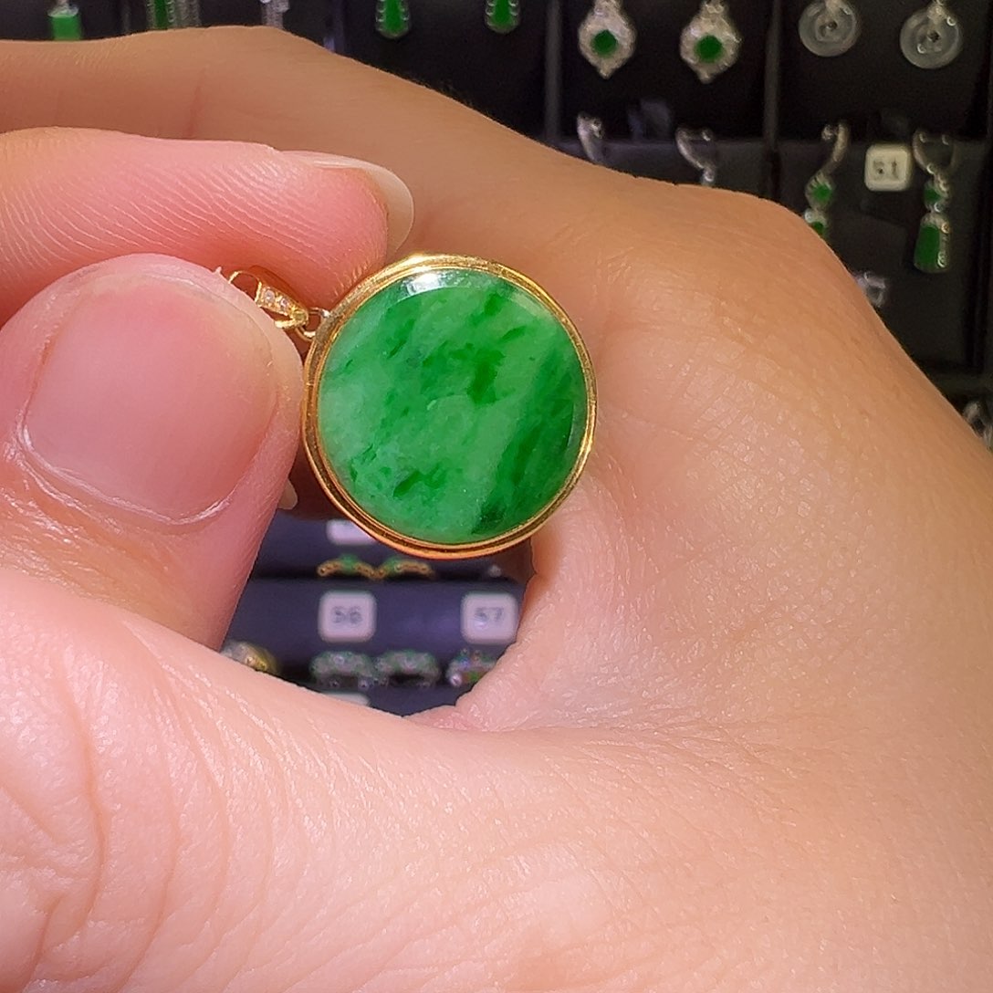 翡翠18K金镶嵌颈饰吊坠