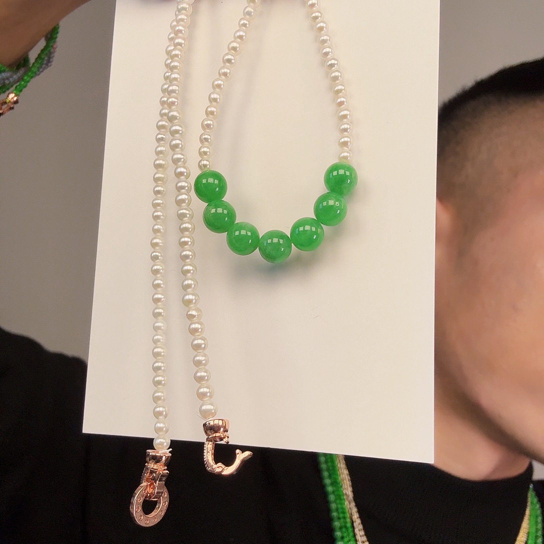 翡翠未镶嵌颈饰一件