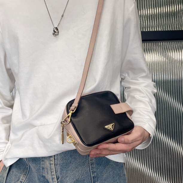 95新 Prada/普拉达 【涛】17PP03 黑色金标斜挎包