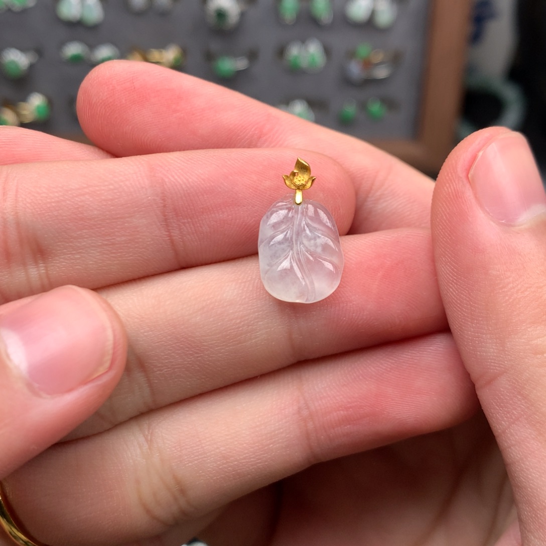 翡翠未镶嵌颈饰你是