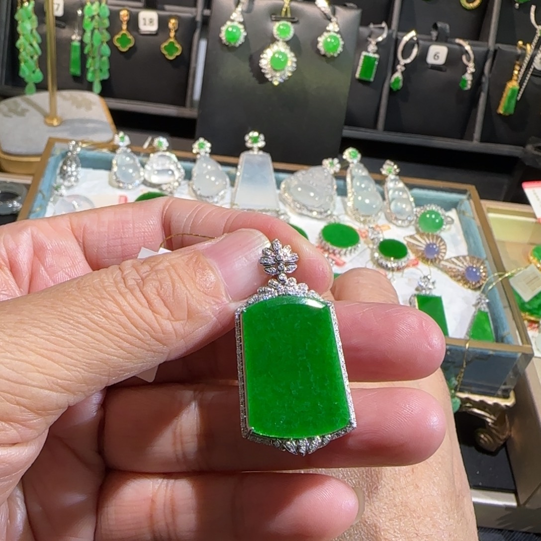 翡翠18K金镶嵌颈饰吊坠