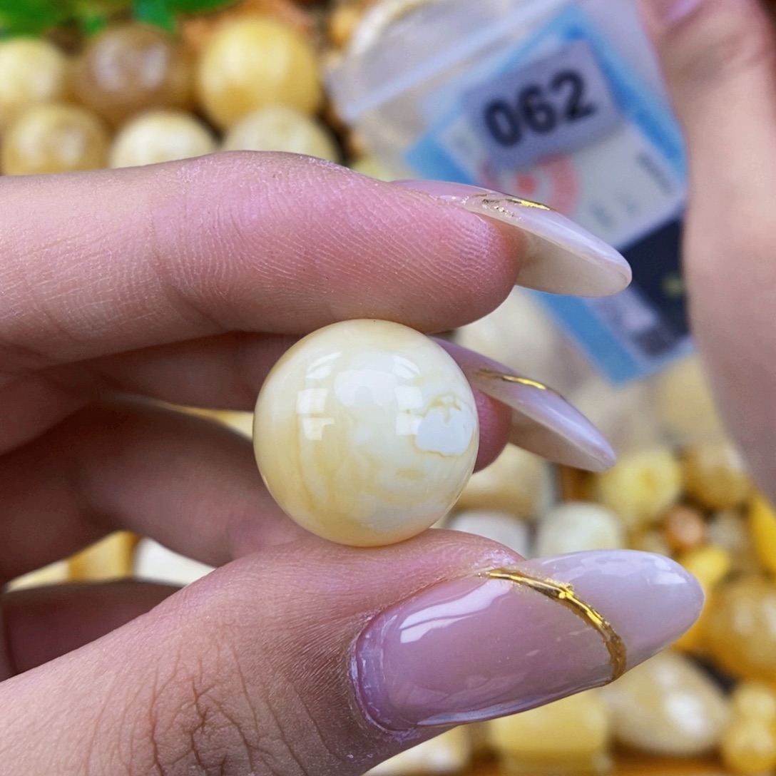 未镶嵌琥珀珠宝奇石16. 1 粉