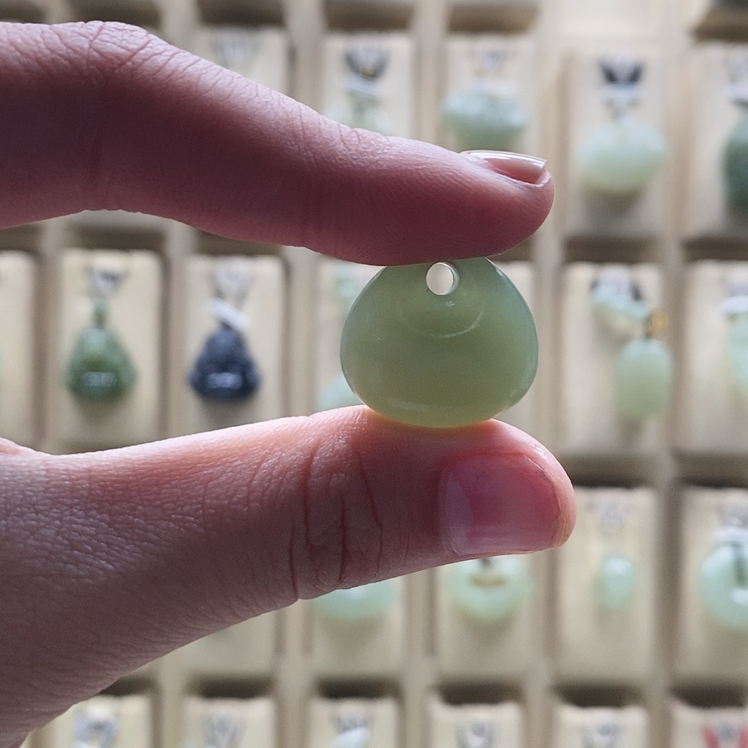 和田玉颈饰未镶嵌十**?