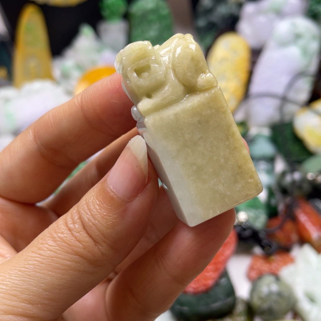 翡翠颈饰未镶嵌牌子