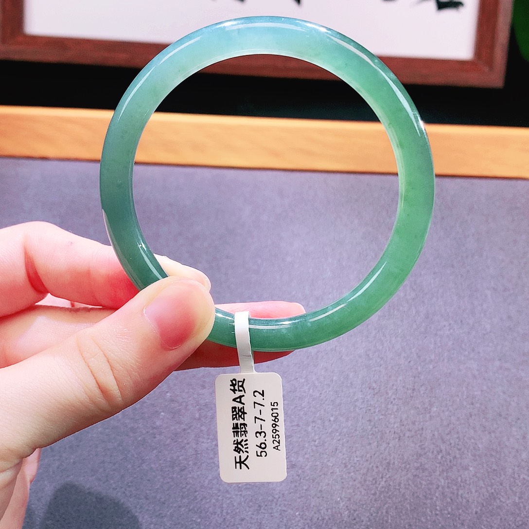 翡翠手镯未镶嵌天然翡翠