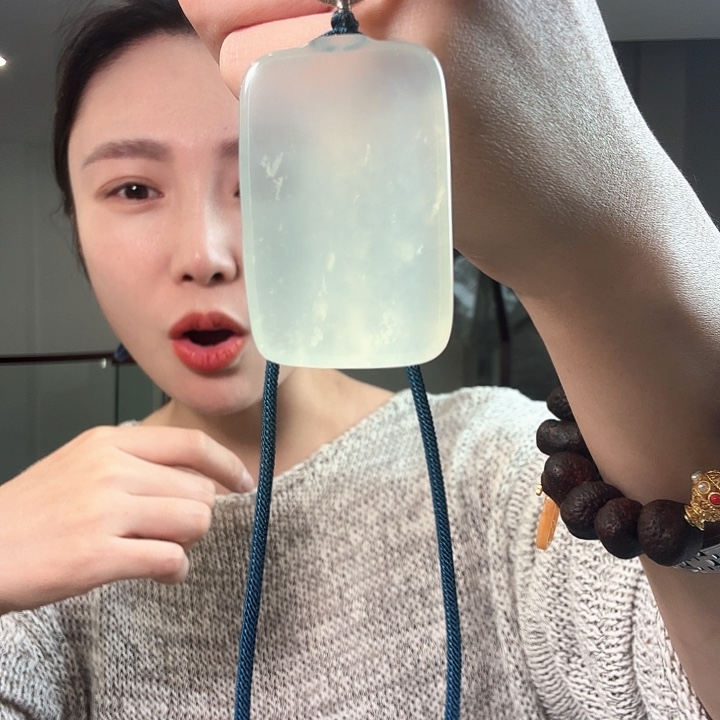 冷***。未镶嵌蛇纹石玉颈饰