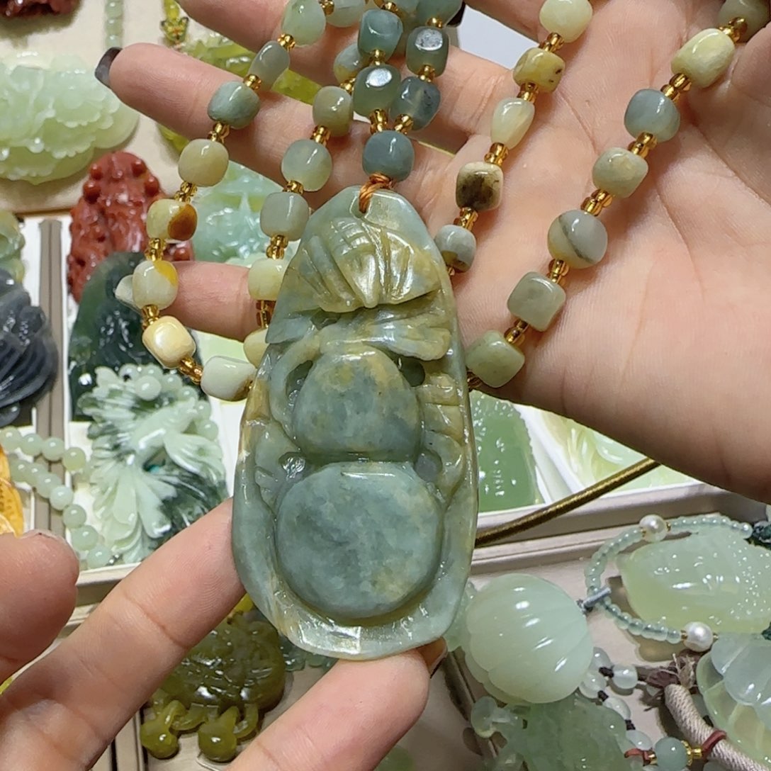 未镶嵌蛇纹石玉吊坠