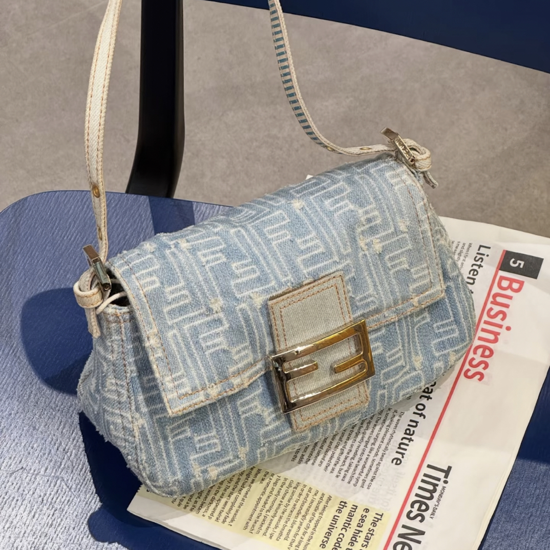 95新 FENDI/芬迪 夏七中古/做旧浅牛仔丹宁小胖丁单肩包