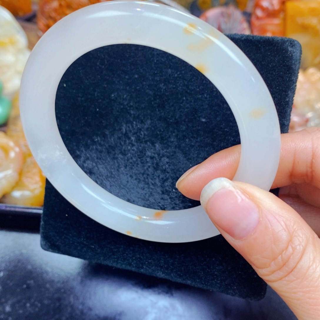 未镶嵌石英质玉（黄龙玉）颈饰