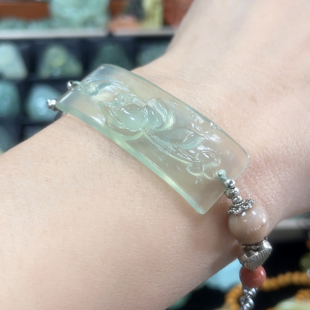 蛇纹石玉颈饰未镶嵌