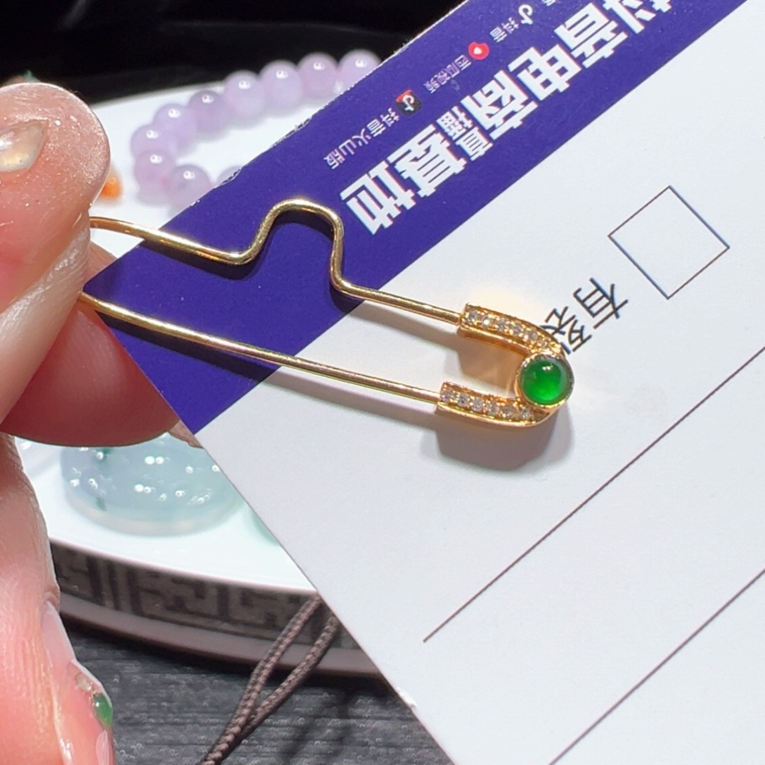 翡翠颈饰18K金镶嵌胸针