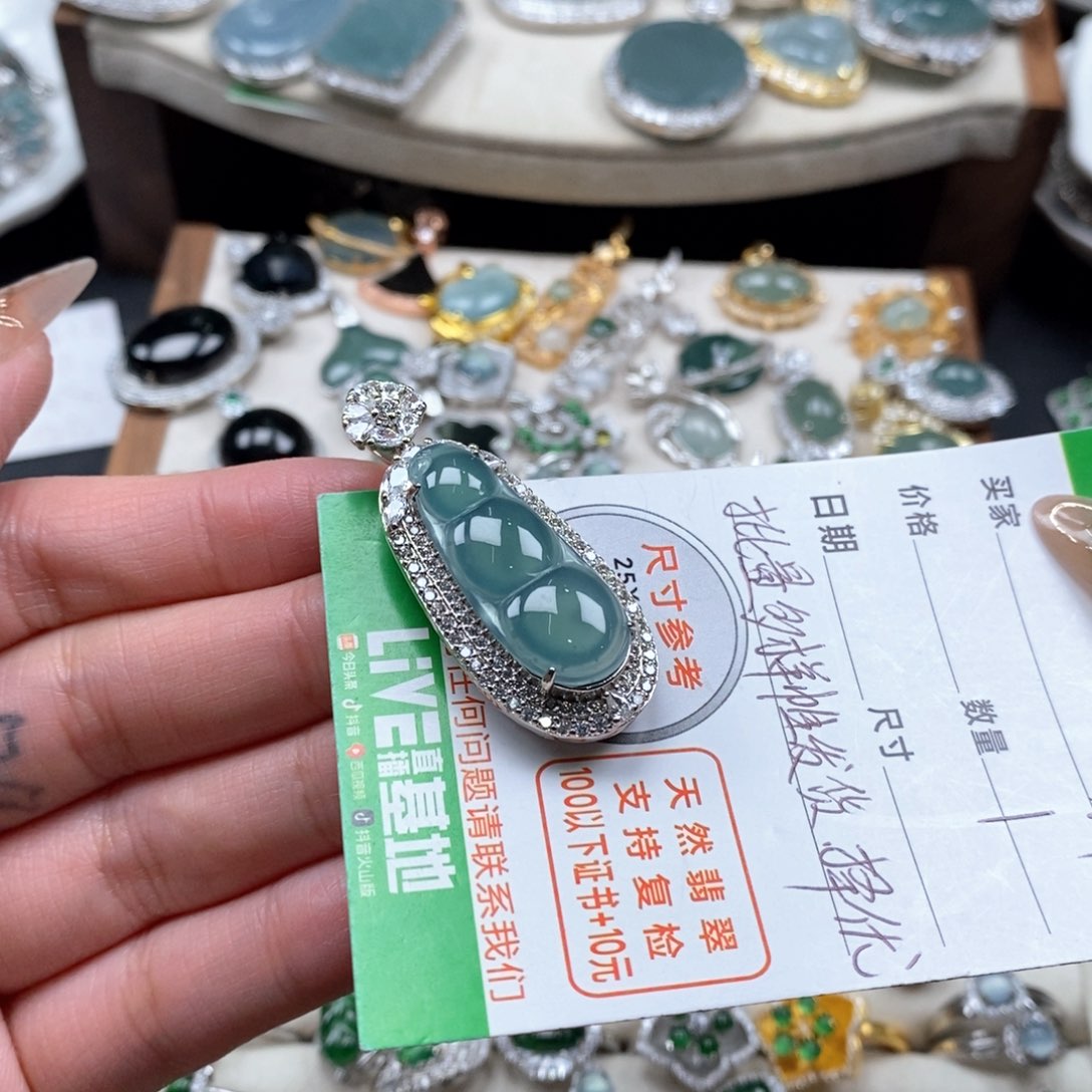 翡翠颈饰未镶嵌翡翠