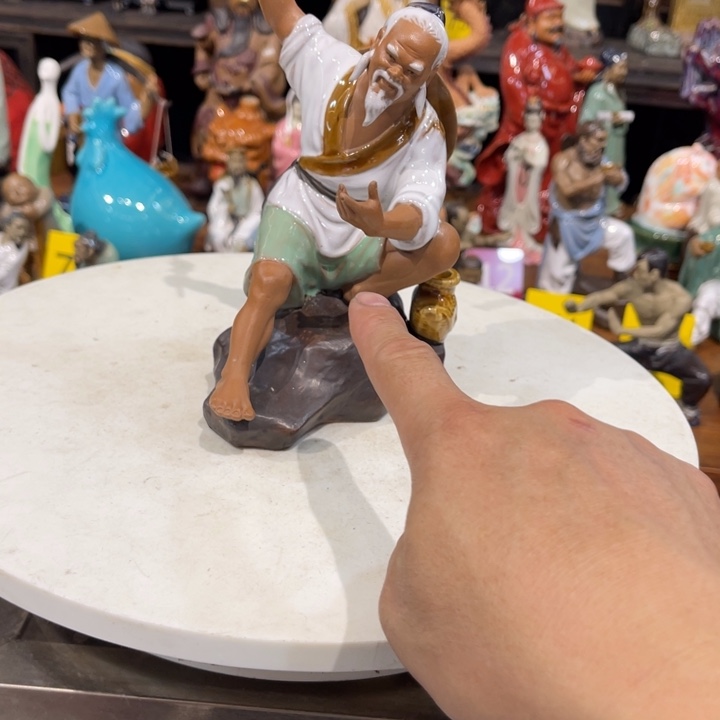 石湾公仔衬托盆景漂亮