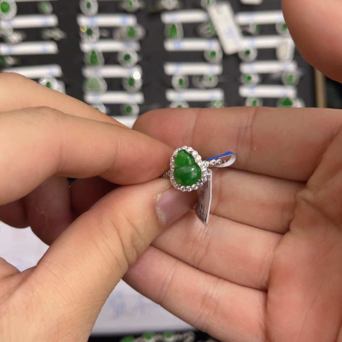 翡翠戒指银S925镶嵌翡翠戒指