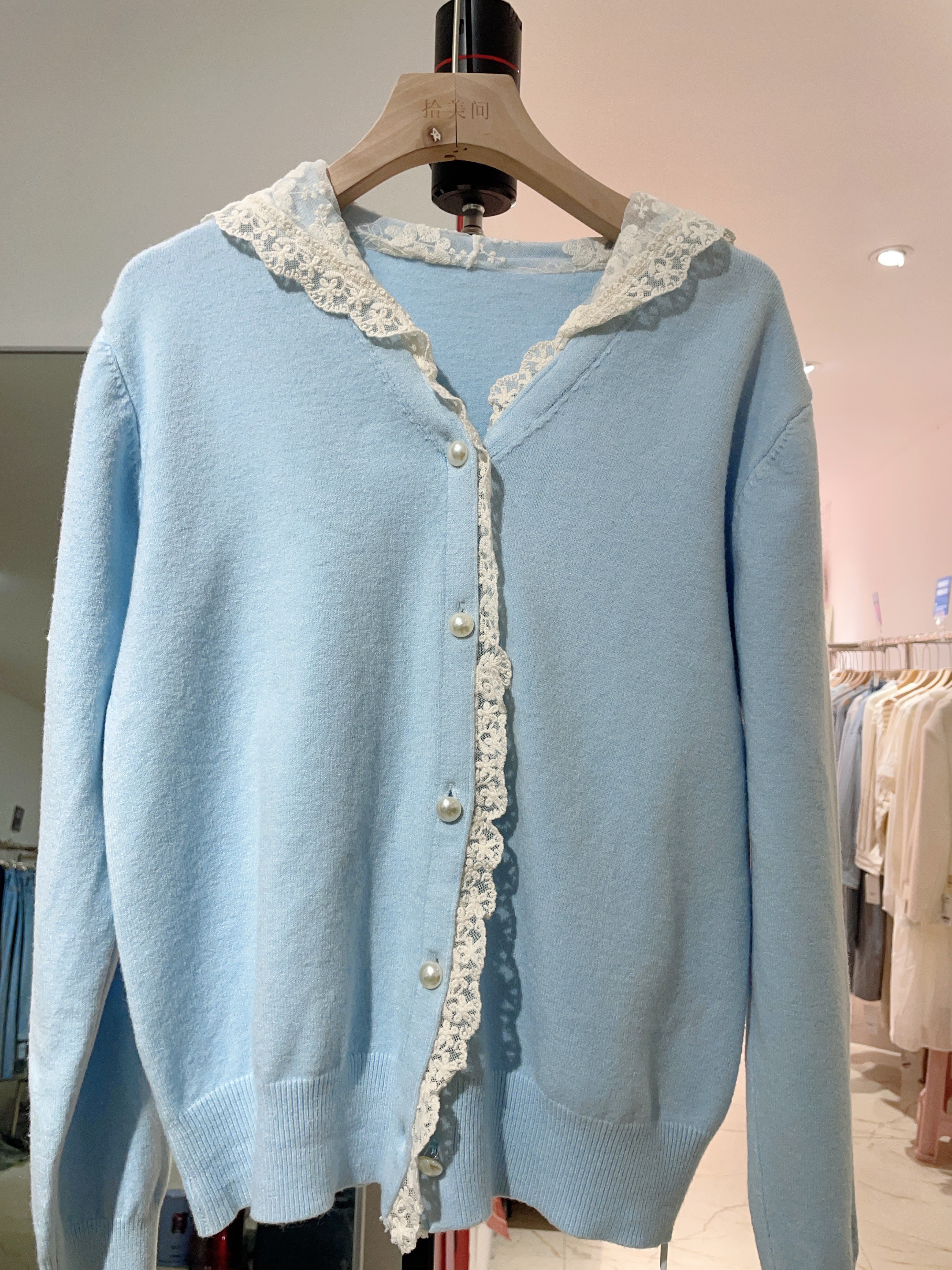 V领蕾丝戴帽针织衫