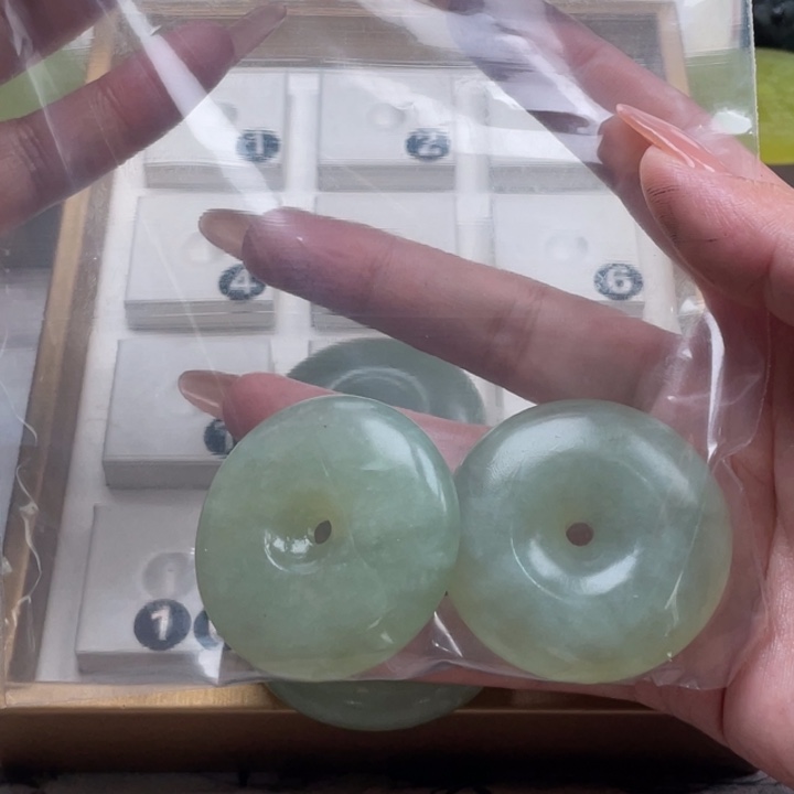 熙***曦蛇纹石玉未镶嵌颈饰