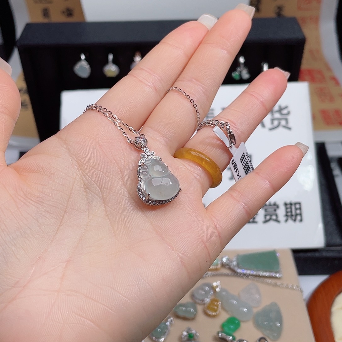悍***妇颈饰未镶嵌翡翠缅甸天然翡翠a货