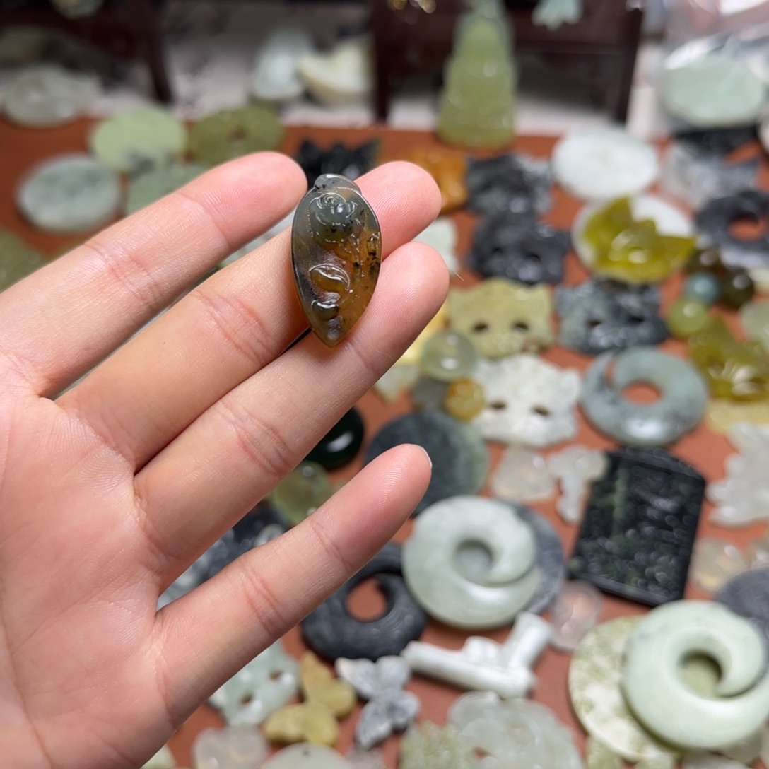 蛇纹石玉未镶嵌颈饰玫瑰牌