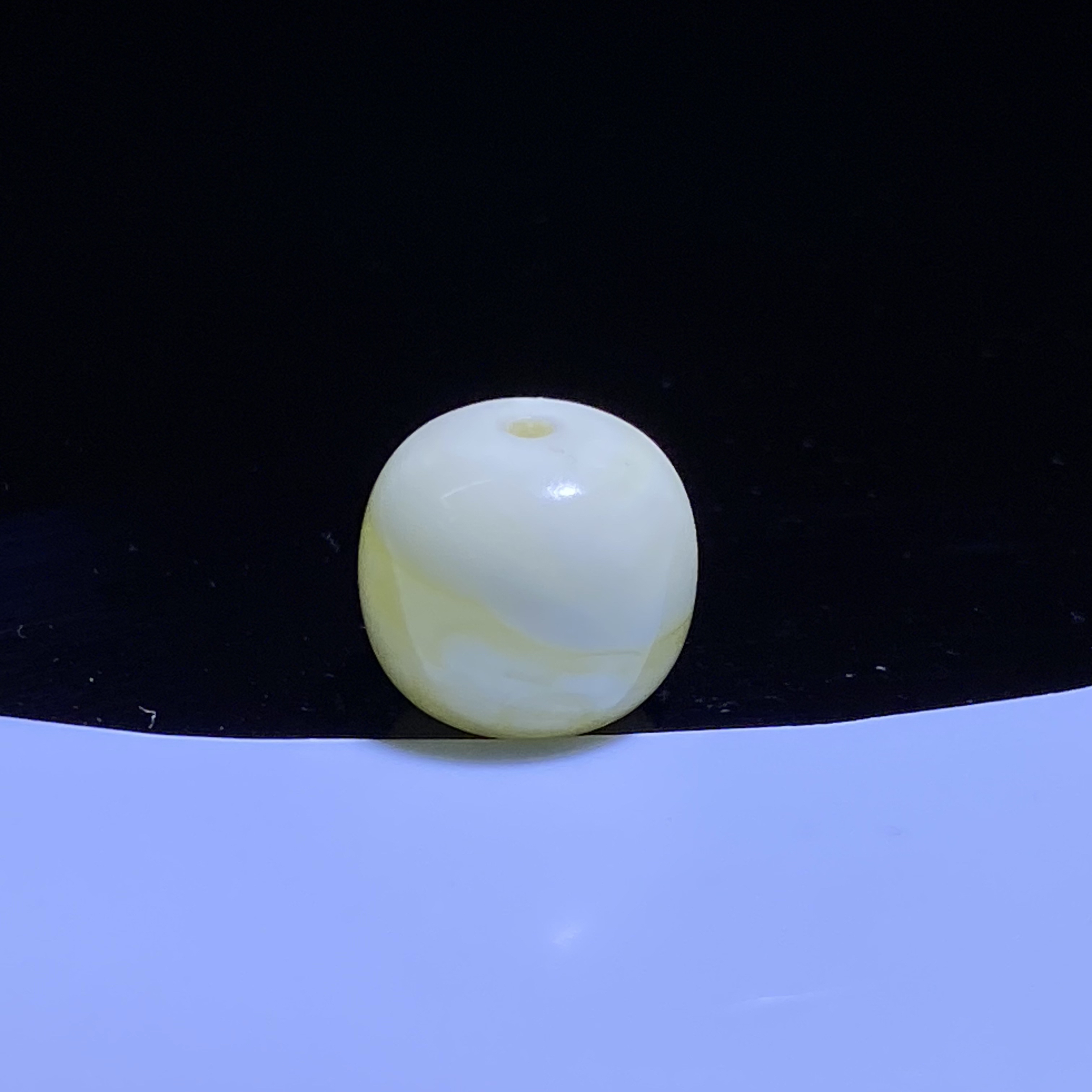 琥珀蜜蜡瓷白妖花蜡老型单珠10.8mm