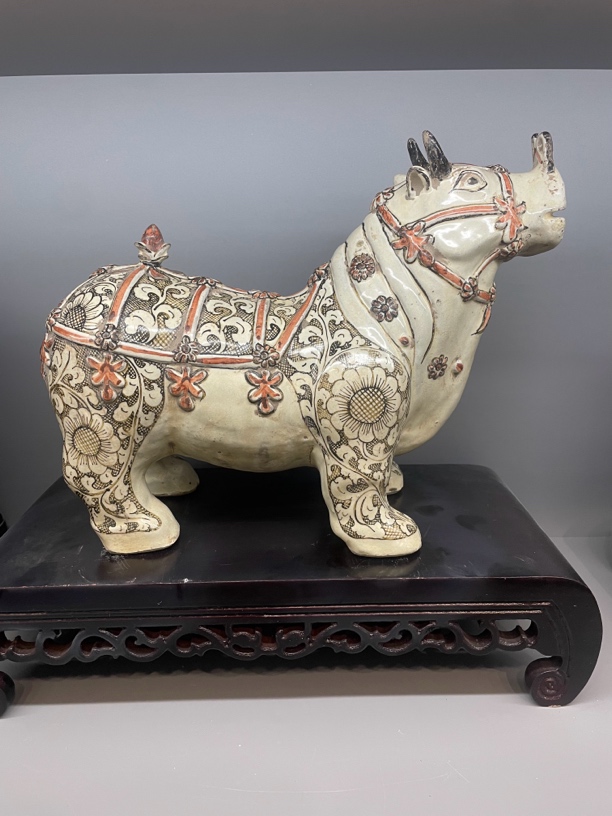 磁州窑摆件，绘画彩绘工艺，牛气冲天