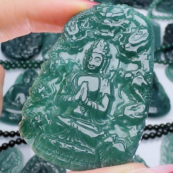 翡翠未镶嵌颈饰多样性发其一