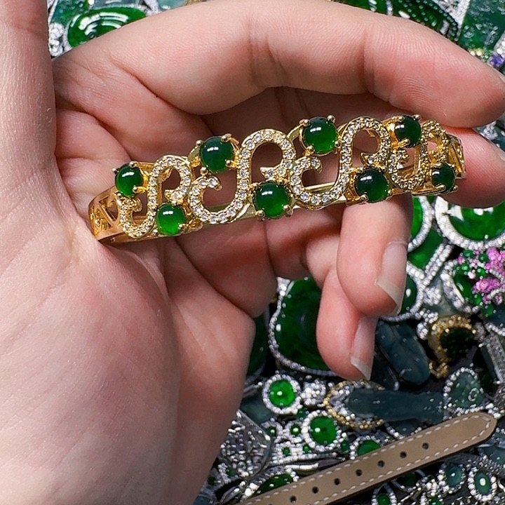 翡翠颈饰未镶嵌天然A货翡翠放漏