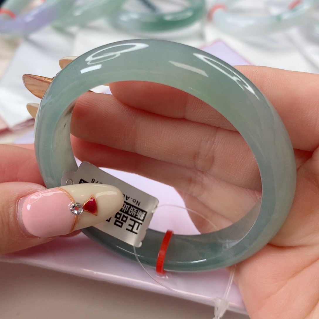 翡翠手镯未镶嵌休**?52.6圈口