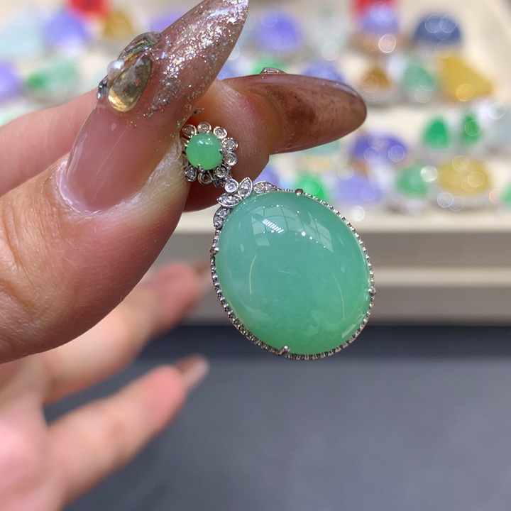 翡翠颈饰18K金镶嵌翡翠