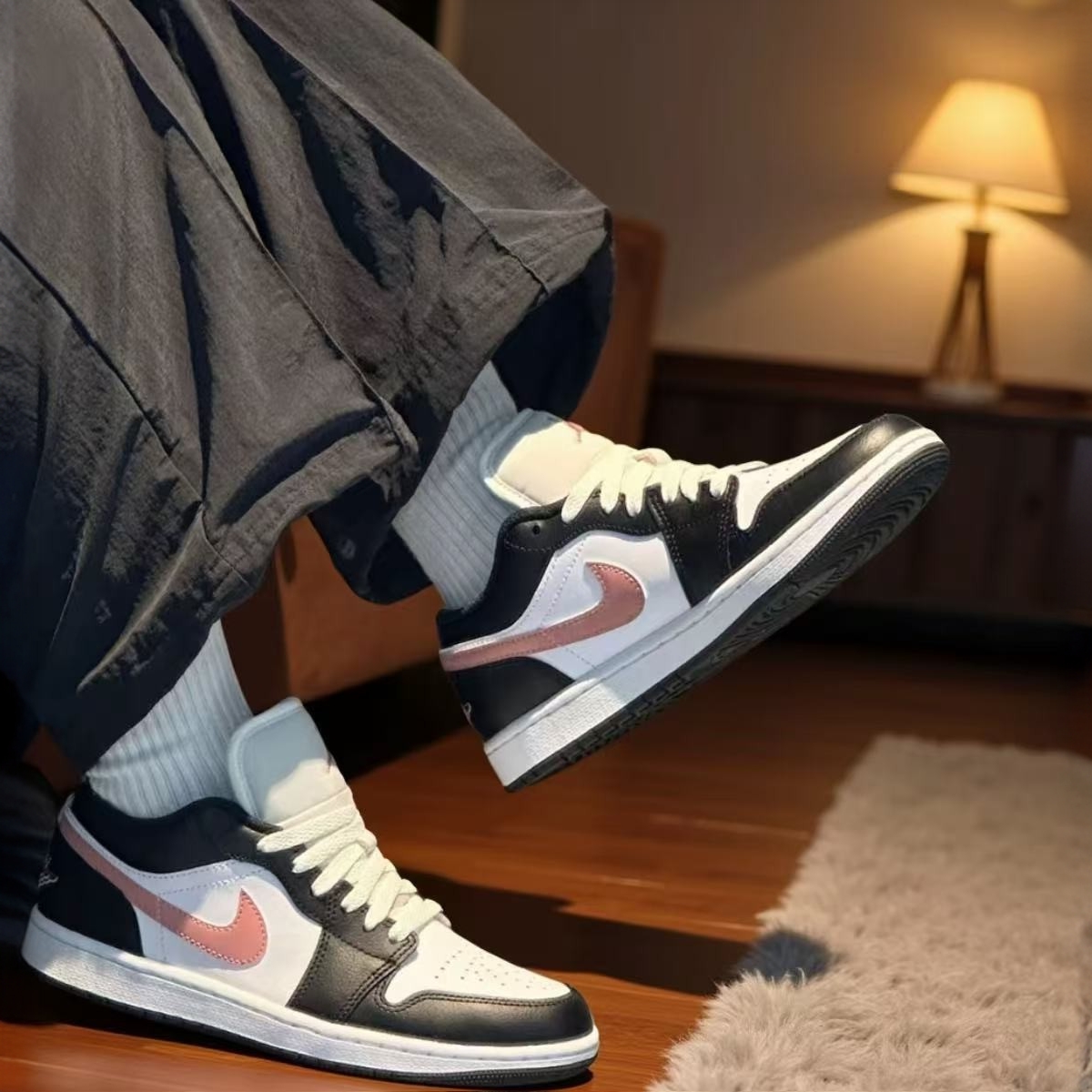 NIKE/耐克AJ1黑白粉干净感痞帅男鞋百搭板鞋运动鞋553558-165