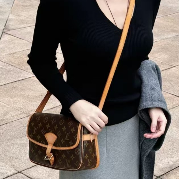 修复品LV经典老花法棍/邮差包 /植鞣革换新