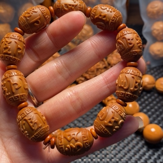 橄榄核吊坠六字真言