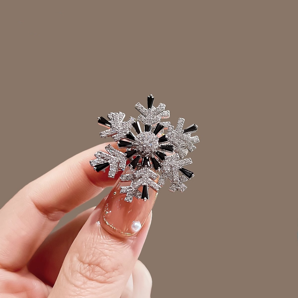 铜合金胸针 【雪花】高档奢华大气旋转雪花胸针新款潮别针胸花百搭