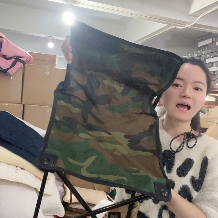 迷彩椅子。 啦啦啦