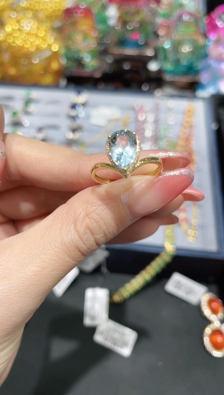 18K金镶嵌海蓝宝石戒指