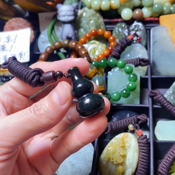 透闪石质玉未镶嵌颈饰