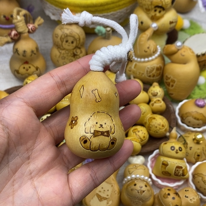 胖梨蝴蝶结狗狗。     