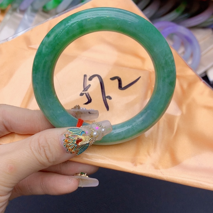 翡翠手镯未镶嵌翡翠手镯