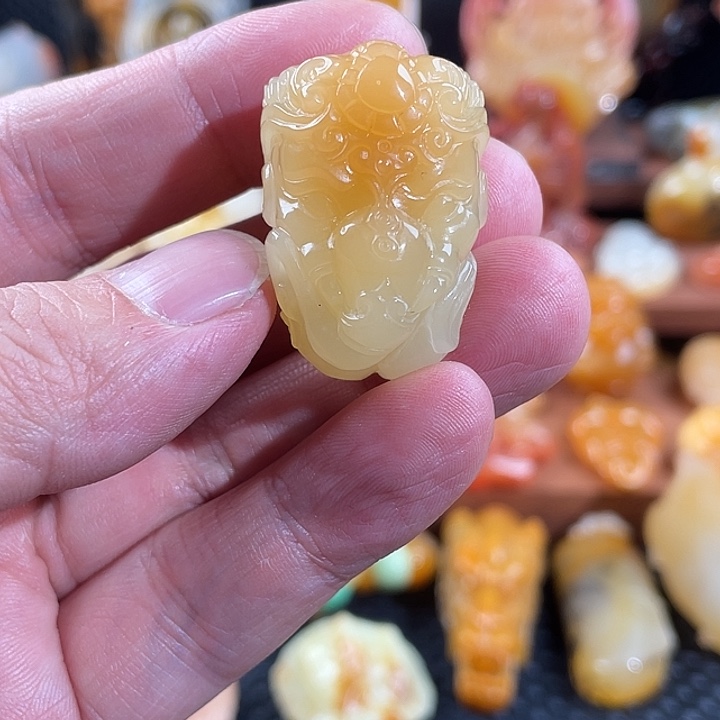 独***堃石英质玉（黄龙玉）未镶嵌颈饰