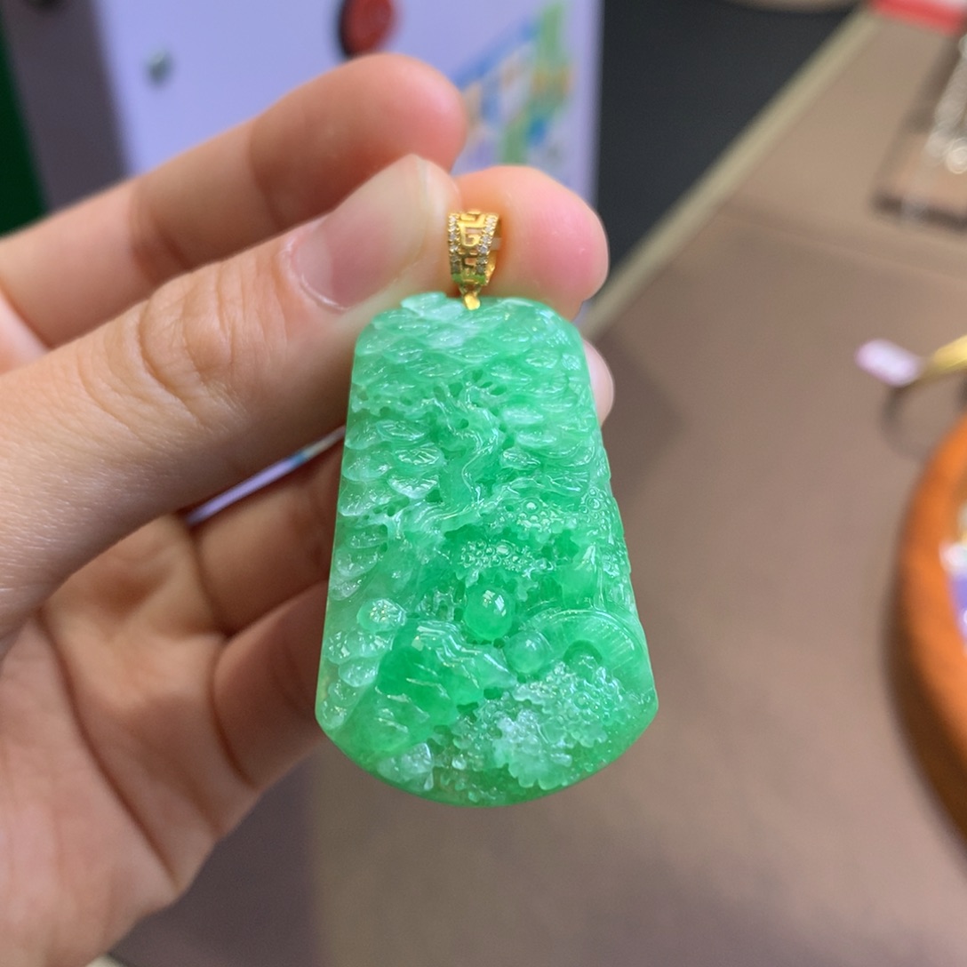 翡翠18K金镶嵌颈饰翡翠